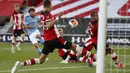 Para pemain Southampton berusaha menghalau tendangan pemain Manchester City,Bernardo Silva, pada laga Premier League di Stadion St. Mary's, Minggu (5/7/2020). Manchester City takluk 0-1 dari Southampton. (AP Photo/Frank Augstein,Pool)