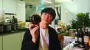 Tak hanya dikenal sebagai penyanyi, namun Si Kyung juga memiliki acara yang ia pandu sendiri. Dirinya juga dianggap kerap berhasil membawakan acara dengan santai namun juga tampak menyenangkan dalam beberapa program tv Korea Selatan. (Liputan6.com/IG/@mayersung)