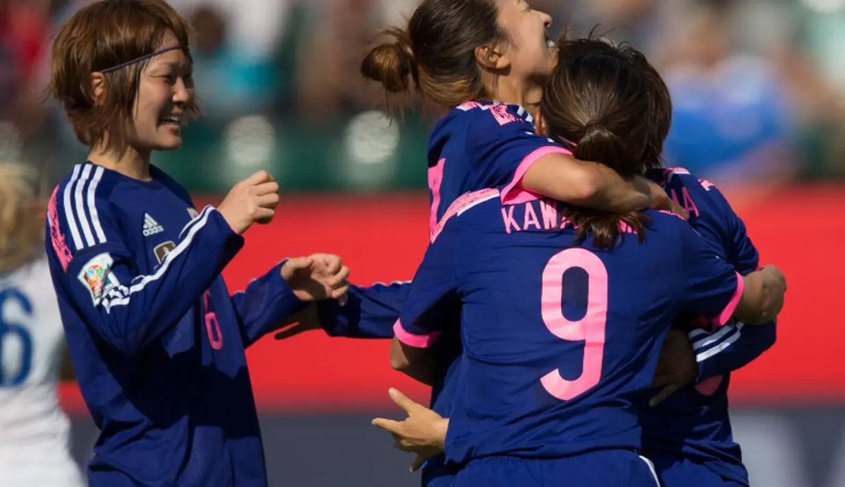 Pemain Jepang merayakan gol pertama. (AFP PHOTO/Geoff Robins)