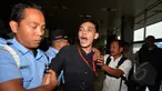 Dua orang mahasiswa diamankan Pamdal DPR karena tiba-tiba berteriak-‎teriak dan menggelar spanduk di Gedung Nusantara III, Jakarta, Selasa, (21/04/2015). Dalam aksinya mereka menolak pelemahan KPK melalui Perppu KPK. (Liputan6.com /Andrian M Tunay)