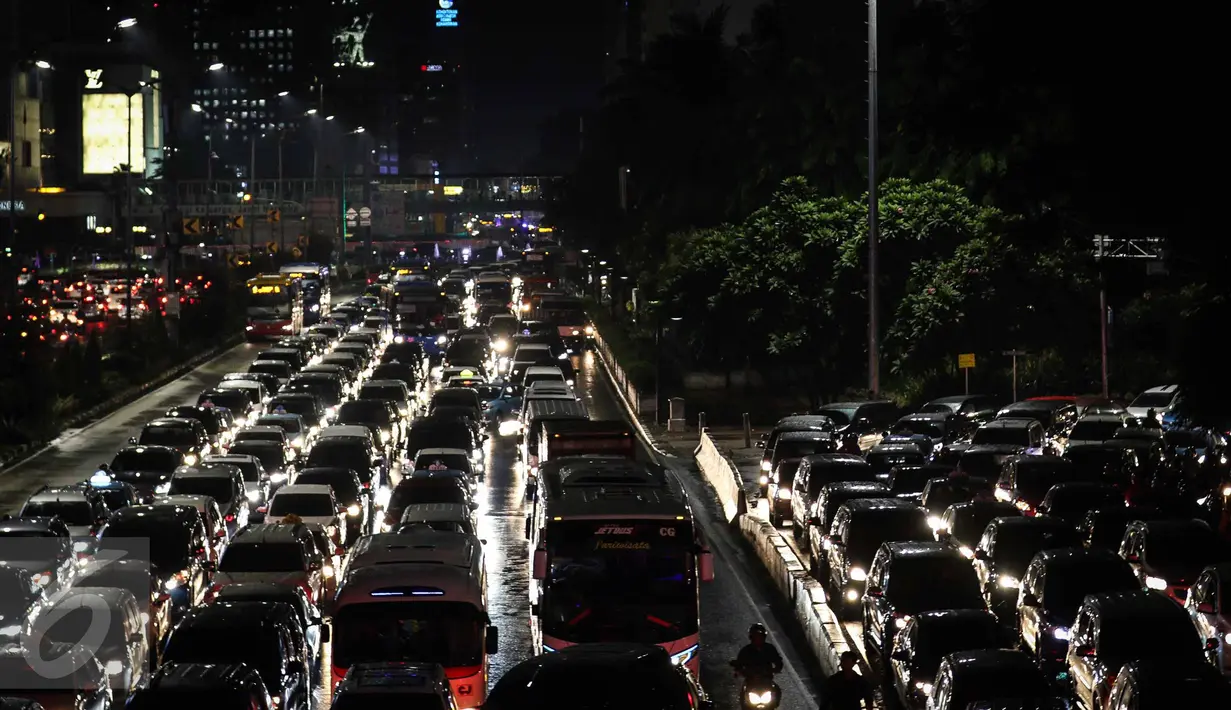 Kendaraan terjebak kemacetan di Jalan Jenderal Sudirman, Kamis (10/11). Hujan yang mengguyur kawasan Jakarta membuat sejumlah ruas jalan di beberapa titik Ibu Kota mengalami kemacetan luar biasa. (Liputan6.com/Faizal Fanani)