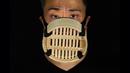 Edmond Kok, aktor dan desainer kostum teater Hong Kong, mengenakan masker wajah yang terbuat dari kukusan bambu China di Hong Kong pada 6 Agustus 2020. Sepanjang pandemi, Edmond telah membuat lebih dari 170 masker yang terinspirasi oleh pandemi dan masalah politik Hong Kong. (AP Photo/Vincent Yu)