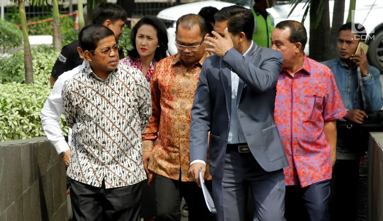 Sekjen Partai Golkar Idrus Marham berjalan menuju Gedung KPK, Jakarta, Senin (11/9). Idrus mengantarkan surat pernyataan sakit Ketua DPR Setya Novanto yang dijadwalkan menjalani pemeriksaan sebagai tersangka kasus proyek e-KTP. (Liputan6.com/Johan Tallo)