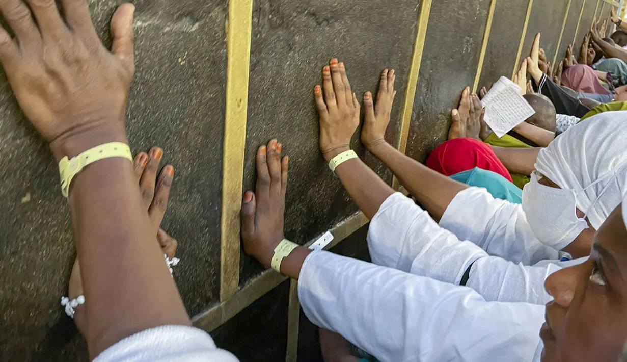 <p>"Tahun ini, kita akan menyaksikan haji terbesar dalam sejarah," kata seorang pejabat di Kementerian Haji dan Umrah Saudi, dikutip dari Al Jazeera, Senin (26/6/2023). (AP Photo/Amr Nabil)</p>