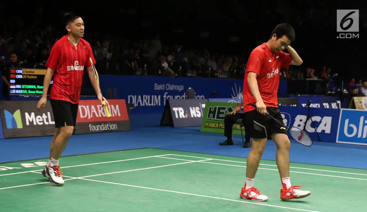Ganda Putra Hendra Setiawan/Boon Heong Taan tertunduk saat laga melwan Li Junhui/Liu Yuchen (Tiongkok) di babak 16 besar Indonsia Open 2017 di JCC Plenary Hall, Jakarta, Kamis (15/6). Hendra/Boon kalah 15-21, 15-21. (Liputan6.com/Helmi Fithriansyah)