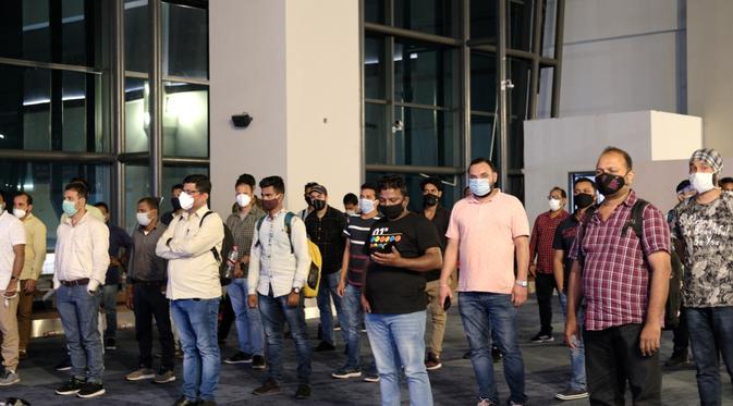 Imigrasi mendeportasi WN India dari Bandara Soekarno-Hatta. (Liputan6.com/Pramita Tristiawati)