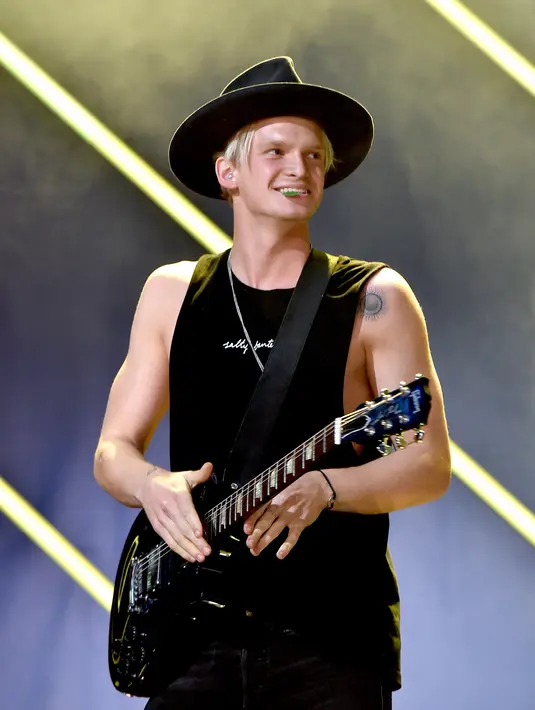 Cody senang membalas mention para fans yang menyapa sang idola lewat akun twitter. (AFP/Bintang.com)