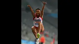 Atlet Lompat Jauh Indonesia, Maria Natalia Londa, melakukan lompatan pada nomor lompat jauh Asian Games ke-17 di Incheon Asiad Main Staidium, Incheon, Senin (29/9). Maria berhasil meraih emas dengan lompatan 6,55 m. (ANTARA FOTO/Saptono)