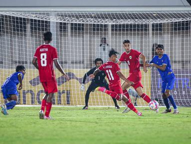 Pemain Timnas Indonesia U-20, M Riski Afrisal berusaha melepaskan tendangan ke arah gawang Maldewa pada laga Grup F Kualifikasi Piala Asia U-20 2025 di Stadion Madya, Senayan, Jakarta, Rabu (25/09/2025). (Bola.com/Bagaskara Lazuardi)