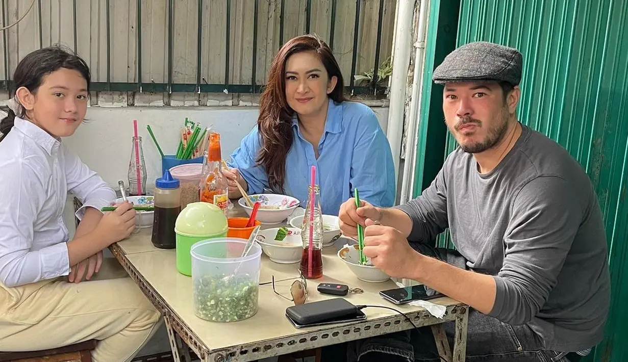 <p>Nafa Urbach bersama Zack Lee dan Mikhaela (Instagram/nafaurbach)</p>