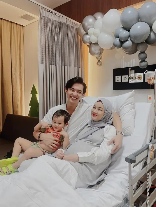 Sedangkan pasangan ini memilih panggilan untuk nama anak keduanya Kaba. "Masya Allah udah seminggu aja KABA (bukan baki!).." tulis Rey Mbayang. [Instagram/rey_mbayang]