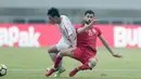 Pemain Bahrain U-23, Hasan Alkarrani (kanan) beebut bola dengan pemain Korea Utara U-23 pada laga PSSI Anniversary Cup 2018 di Stadion Pakansari, Bogor, (03/5/2018). Bahrain menang 4-1. (Bola.com/Nick Hanoatubun)