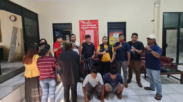 Polisi menangkap komplotan pencuri emas di Kabupaten Tangerang. Aksi emak-emak menggasak emas 48 gram dan kabur naik mobil Pajero itu sempat viral di media sosial. (Liputan6.com/Pramita Tristiawati)