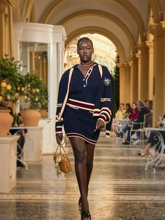 Koleksi ini juga merayakan semangat berdandan untuk bersenang-senang. Ada setelan celana malam berbahan lurex emas, jumpsuit backless dari bahan lamé bergaris pink-oranye, serta blouse ivory dengan lengan balon dan hiasan manik-manik. Sentuhan disko terasa kuat, namun tetap anggun.  [Dok/Chanel].