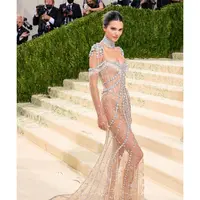 Melihat deretan tamu undangan yang hadir di Met Gala 2021 dengan gaun tembus pandang (instagram/givenchy)