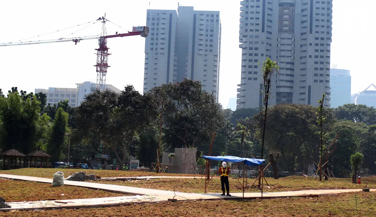 Pemandangan bekas lapangan golf Driving Range yang sedang direnovasi untuk menjadi hutan dalam kota, Kompleks GBK, Jakarta, Jumat (11/5). (Liputan6.com/Angga Yuniar)