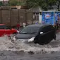 Pengendara terjebak banjir yang menggenangi jalan Bayangkara Pusdiklat, Kota Tangerang Selatan, Banten, Selasa (2/11/2021). Ada potensi hujan lebat dengan intensitas lebih dari 50 milimeter (mm) per hari. (Liputan6.com/Angga Yuniar)