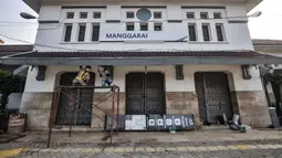Pekerja menyelesaikan proyek revitalisasi Stasiun Manggarai, Jakarta, Kamis (30/9/2021). Halaman Stasiun Manggarai akan dilengkapi jalur sepeda, plaza orientasi, halte Transjakarta, pos polisi, musala, halte ojek online, pangkalan bajaj, dan zona khusus PKL. (merdeka.com/Iqbal S. Nugroho)