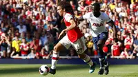Gelandang Arsenal, Matteo Guendouzi, bersitegang dengan pemain Tottenham Hotspur, Davinson Sanchez, pada laga Premier League 2019 di Stadion Emirates, Minggu (1/9). Kedua tim bermain imbang 2-2. (AP/Alastair Grant)