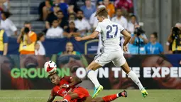 Duel antara pemain Real Madrid, Marcos Llorente, dengan pemain PSG. Presnel Kimpembe, pada laga International Champions Cup (ICC) 2016, di Stadion Ohio, Columbus, Ohio, AS, Kamis (28/7/2016) pagi WIB. (Getty Images/AFP/Kirk Irwin)