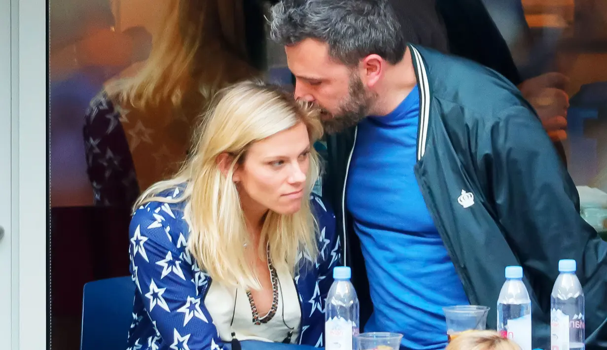 Dikabarkan Ben dan Lindsay sudah bersama sejak tahun 2014. Hal itulah yang membuat Jen tak ingin anak-anak bersama dengan Lindsay. (Jackson Lee-Splash New - Ben Affleck)