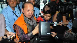 Sutan Bhatoegana saat tiba di Gedung Pengadilan Tipikor, Jakarta, Senin (6/4/2015). Sutan, tersangka kasus dugaan penerimaan hadiah terkait penetapan APBN-P Kementerian ESDM di DPR RI. (Liputan6.com/Herman Zakharia)