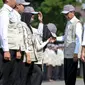 Presiden Jokowi berbincang dengan tenaga pendidik saat acara pelepasan 298 guru garis depan (GGD) ke wilayah terdepan, terluas, dan tertinggal (3T), di Istana Negara, Jakarta, Senin (25/5). (Liputan6.com/Faizal Fanani)