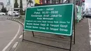 Plang informasi ganjil genap yang berada di depan Gerbang Tol Bekasi Barat 1, Bekasi, Jawa Barat, Senin (12/3). (Liputan6.com/Arya Manggala)
