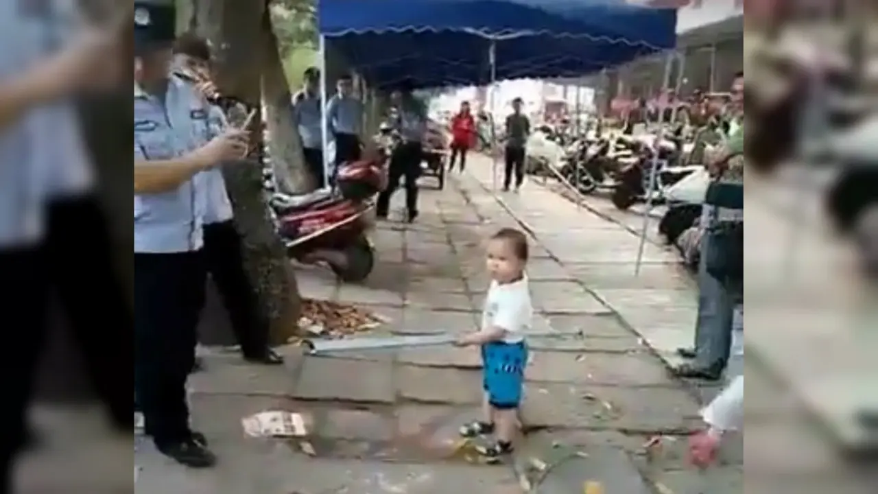 Bocah Lucu Bela Neneknya dari Petugas Pemerintahan