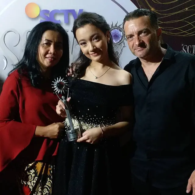Jarang Terekspos, Ini 6 Momen Kebersamaan Megan Domani dan Ayah Bulenya