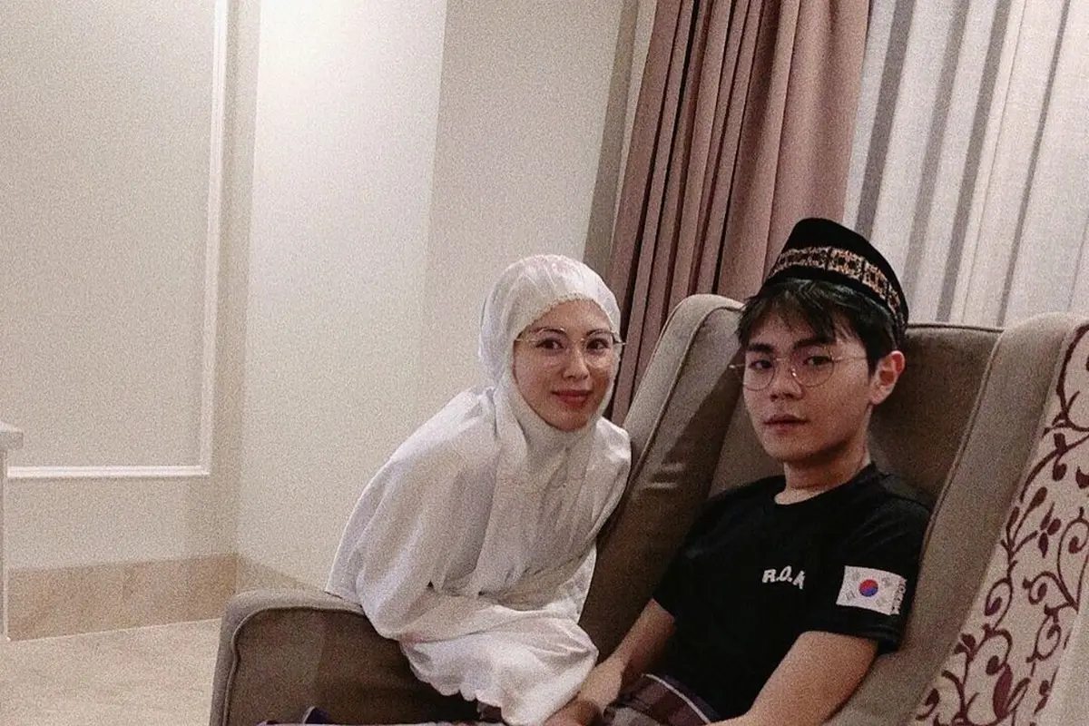 7 Potret Adik Ayana Moon yang Kini Jalani Ramadhan Pertama Usai Mualaf