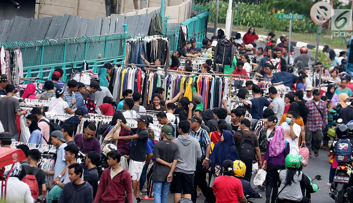 Suasana di kawasan Pasar Senen, Jakarta, Sabtu (24/6). Menjelang lebaran ribuan pakaian bekas membanjiri di kawasan pasar Senen, harga baju yang dijual bervariasi mulai Rp 35000- RP 5000. (Liputan6.com/Angga Yuniar)