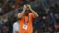 Pelatih Persija Jakarta, Julio Banuelos, tampak kecewa dengan hasil akhir melawan Arema FC pada laga Shopee Liga 1 di SUGBK, Jakarta, Sabtu (3/8). Persija bermain imbang 2-2 atas Arema. (Bola.com/Yoppy Renato)