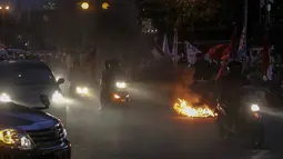 Mahasiswa menutup Jalan Diponegoro, Jakarta dan melakukan aksi bakar ban, Rabu (3/12/2014). (Liputan6.com/Faizal Fanani)