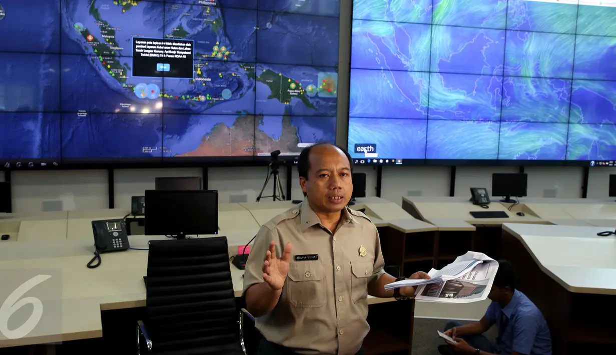 Kepala Pusat Data Informasi dan Humas BNPB, Sutopo Purwo Nugroho saat memberikan keterangan pers di Kantor BNPB, Jakarta. Kamis (29/12). Keterangan persnya terkait Evaluasi Penanggulangan Bencana 2016 dan Prediksi Bencana 2017. (Liputan6.com/Johan Tallo)