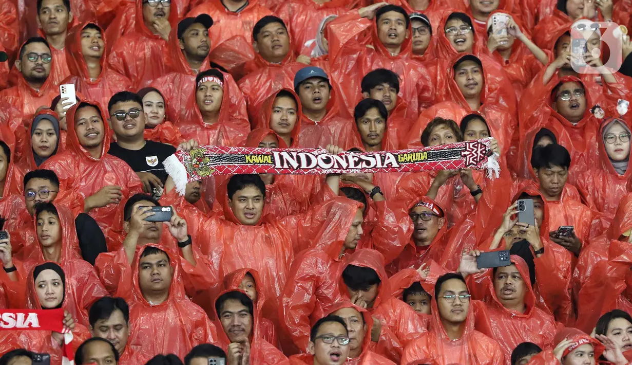 Pendukung Timnas Indonesia membentangkan syal dukungan sebelum dimulainya pertandingan putaran ketiga Kualifikasi Piala Dunia 2026 zona Asia grup C antara Timnas Indonesia melawan China di Stadion Utama Gelora Bung Karno, Jakarta, Kamis (5/6/2025). (Liputan6.com/Angga Yuniar)