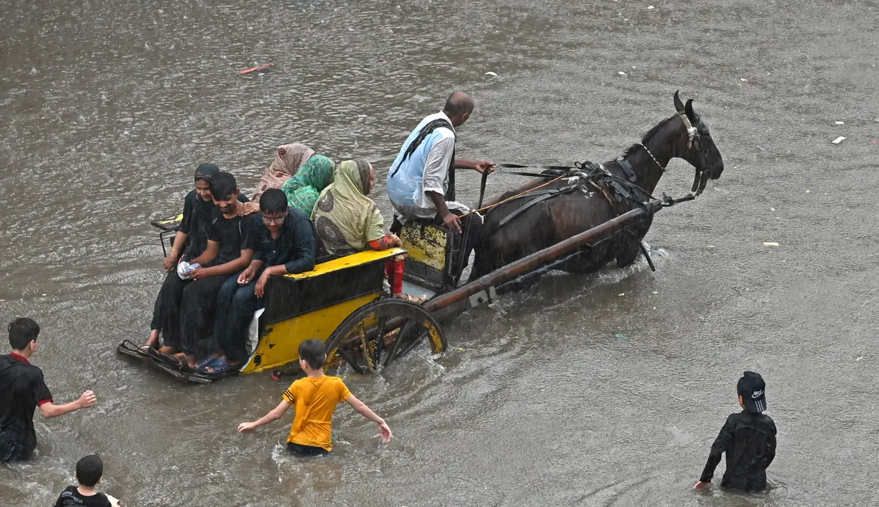 Curah hujan tertinggi dalam 30 tahun membunuh tujuh orang di Lahore, menyebabkan banjir perkotaan.  (AFP/Arif Ali)