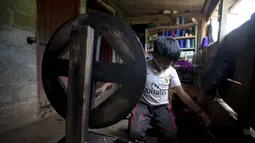 Juan Gabriel Vazquez memutar utas di rumahnya saat sekolah ditutup di tengah pandemi COVID-19, Nuevo Yibeljoj, Chiapas, Meksiko, 11 September 2020. Sejak sekolah ditutup pada Maret lalu, anak berusia 11 tahun itu menghabiskan waktu untuk bekerja di ladang kopi setiap hari. (AP Photo/Eduardo Verdugo)
