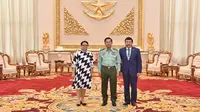 Menteri Luar Negeri RI, Retno Marsudi berfoto dengan Panglima Angkatan Bersenjata Myanmar, Jenderal Senior U Min Aung Hlaing (tengah) usai melakukan pertemuan di kantor Militer Ibu Kota Naypyidaw, Senin (4/9). (Myanmar Office of Commander in Chief via AP)