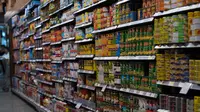 Bahan-bahan makanan kaleng yang dipajang di supermarket. (Liputan6.com/Pexels/ha ha)
