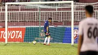 Kiper Dong Tam Long An, Nguyen Minh Nhut membelakangi penendang penalti sebagai bentuk protes kepada wasit saat menghadapi Ho Chi Minh City dalam lanjutan kompetisi domestik. (vietnamnet.vn)