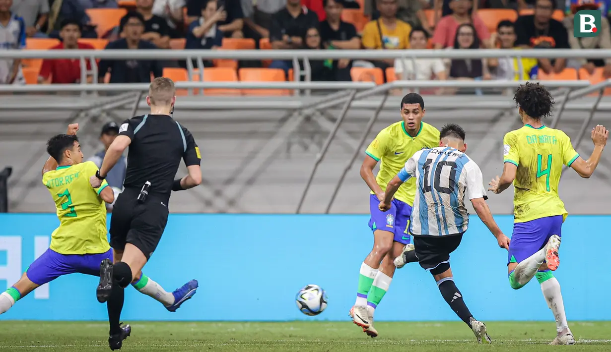 <p>Pemain Timnas Argentina U-17, Claudio Echeverri (10),&nbsp;menendang bola yang membuahkan gol ke gawang Brasil U-17 dalam pertandingan perempat final Piala Dunia U-17 2023 yang berlangsung di Jakarta International Stadium, Jumat (24/11/2023). (Bola.com/Bagaskara Lazuardi)</p>