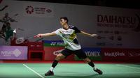 Pebulutangkis tunggal putra Indonesia, Shesar Hiren Rhustavito bertanding melawan sesama wakil Indonesia, Jonatan Christie saat laga 16 besar Indonesia Masters 2023 di Istora Senayan, Jakarta, Kamis (26/01/2023). Shesar Hiren Rhustavito kalah dua game langsung 16-21, 15-21. (Bola.com/Bagaskara Lazuardi)