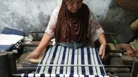 Nenek Kusminah (62 th), salah satu penenun kain tenun Kluwung Gendong di Desa Tajug, Purbalingga yang tersisa. (Foto: Liputan6.com/Humas PBG/Galoeh Widura)