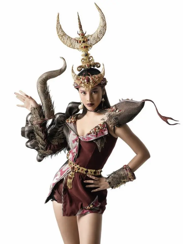 Gaya Anya Geraldine Kenakan Pakaian Nasional Indonesia