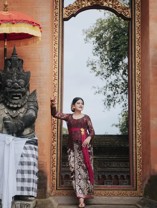 Rambut yang ditata dengan gaya sanggul, dipercantik dengan aksesori tusuk rambut yang membuatnya nampak terlihat anggun.  (instagram/garyevan)