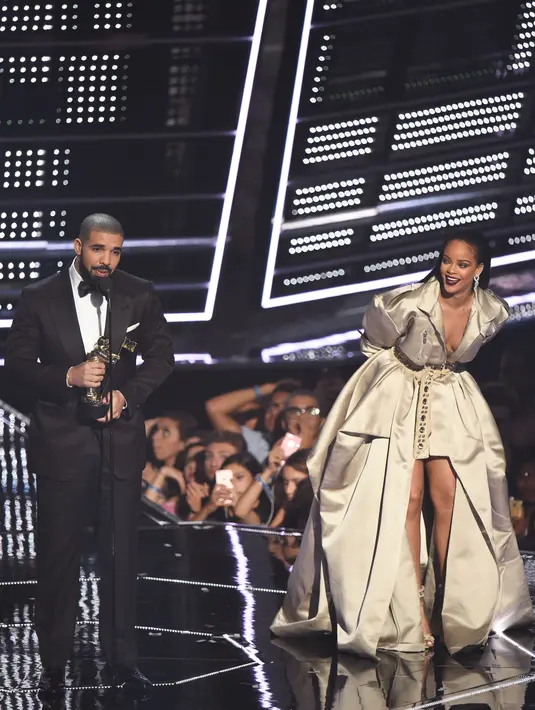 "Dia adalah orang yang kucintai sejak berusia 22 tahun. Dia salah satu teman terbaikku di dunia ini. Dalam hidupku aku belajar banyak dari dia, meski dia lebih muda dariku. Dia adalah legenda hidup di industri kita," ujar Drake. (AFP/Bintang.com)