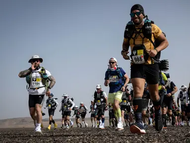 Sejumlah pelari berkompetisi pada stage pertama Marathon des Sables 2023 yang menempuh antara Jebel Irhs hingga Oued Tijekht di Gurun Sahara, Maroko, 24 April 2023. Ajang yang berlangsung dari 21 April hingga 1 Mei 2023 tersebut diikuti oleh 1200 pelari dan akan menempuh 250 km. (AFP/Jean-Philippe Ksiazek)