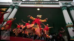Sejumlah penari menampilkan tarian saat pembukaan Indonesia Offroad Expedition (IOX) Jogja-Bali 2016 di Pagelaran Keraton Yogyakarta, Sabtu (13/2). Sekitar 500 orang terlibat dalam event yang akan digelar 13 hingga 28 Februari 2016. (Foto : Boy Harjanto)