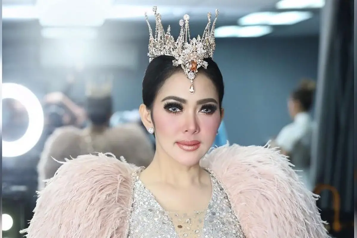 [Bintang] Cetar Membahana, Ini 8 Foto Syahrini dengan Hiasan Kepala yang Heboh